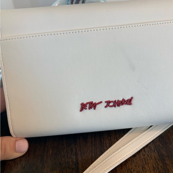 White crossbody purse with mini red hearts. - Picture 3 of 6